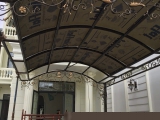 Có nên sử dụng tấm nhựa polycarbonate làm mái che không ?